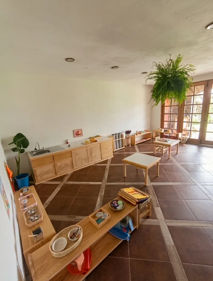 Aula Montessori real con arcos de cantera en México