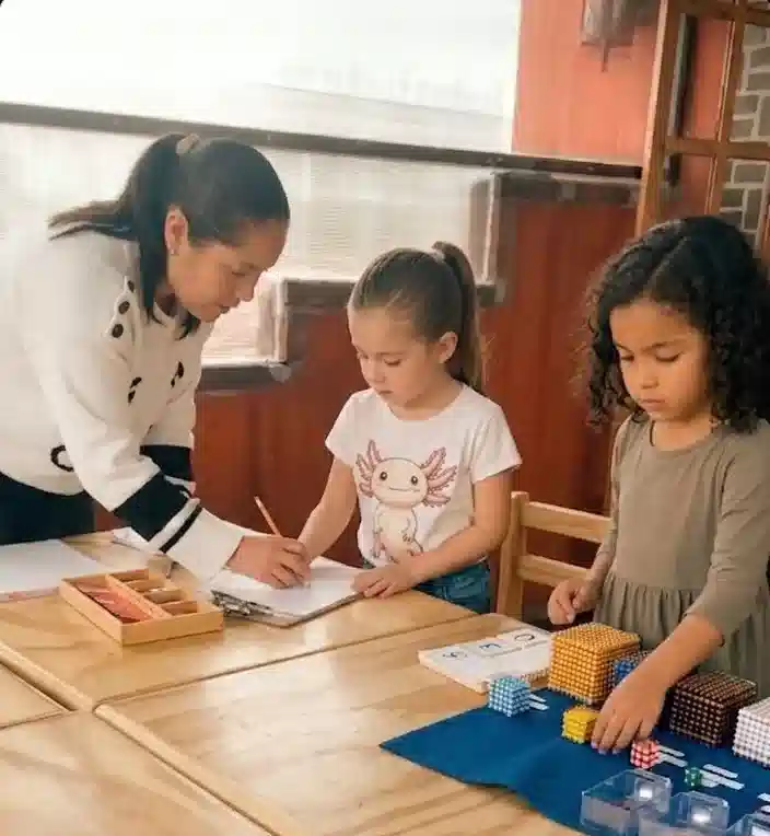 Brenda observando en taller